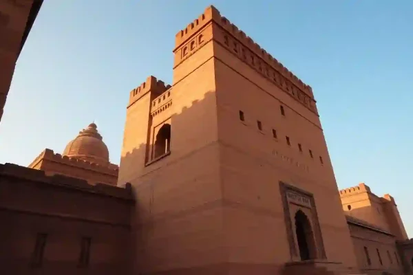 قصور تينركوك (القصور الحمراء): عبقرية العمارة الطينية الصامدة